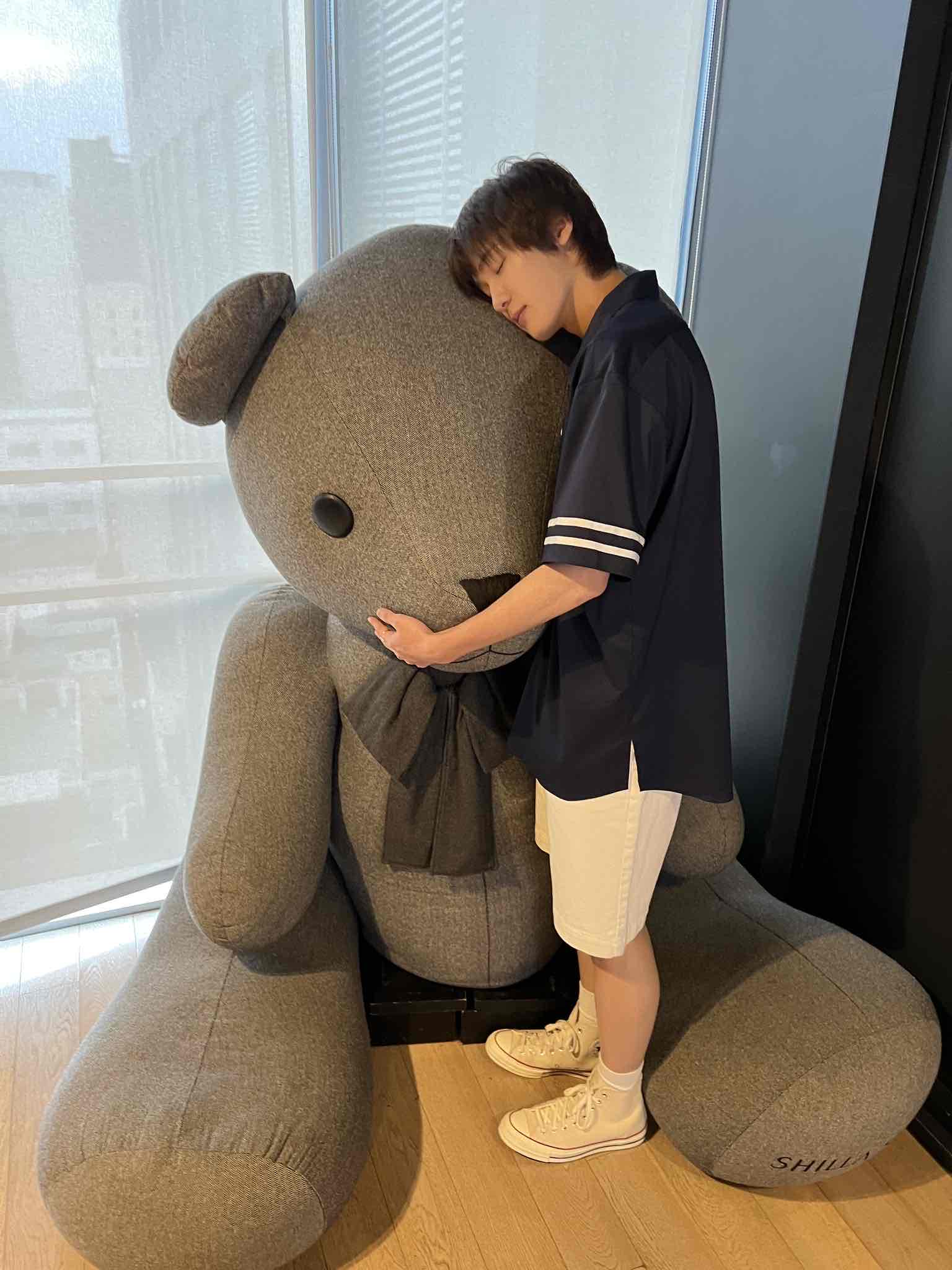 <p>〜を贈る(〜をおくる)</p>