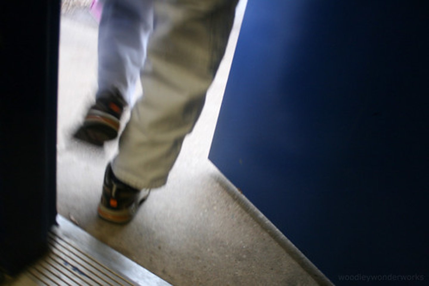 <p>to leave, to get out</p>