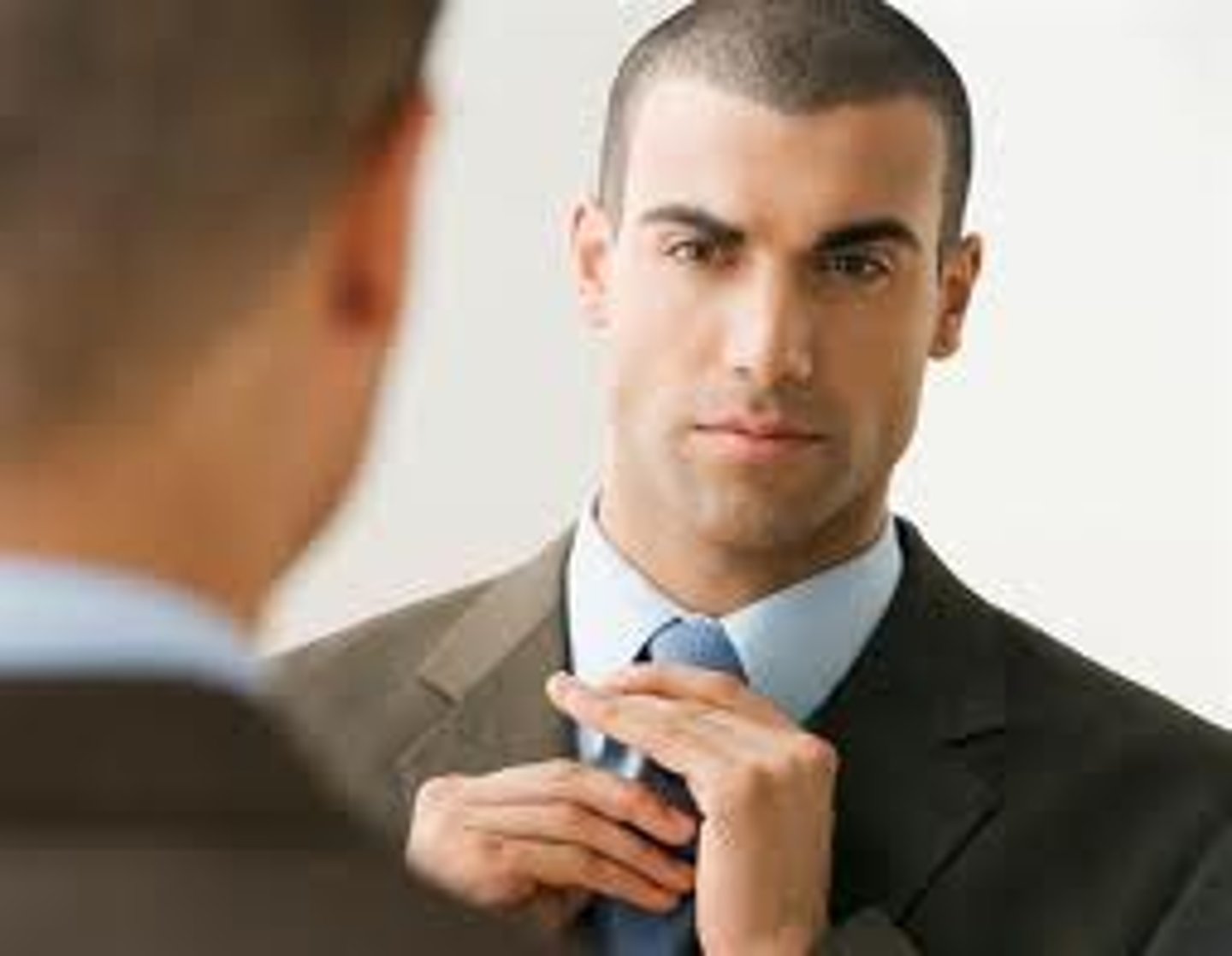 <p>quần áo lịch sự, sang trọng</p>