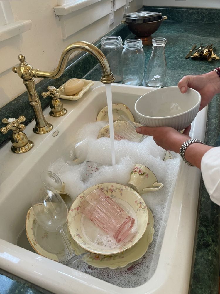 <p>I <strong>wash dishes</strong> after dinner.</p>