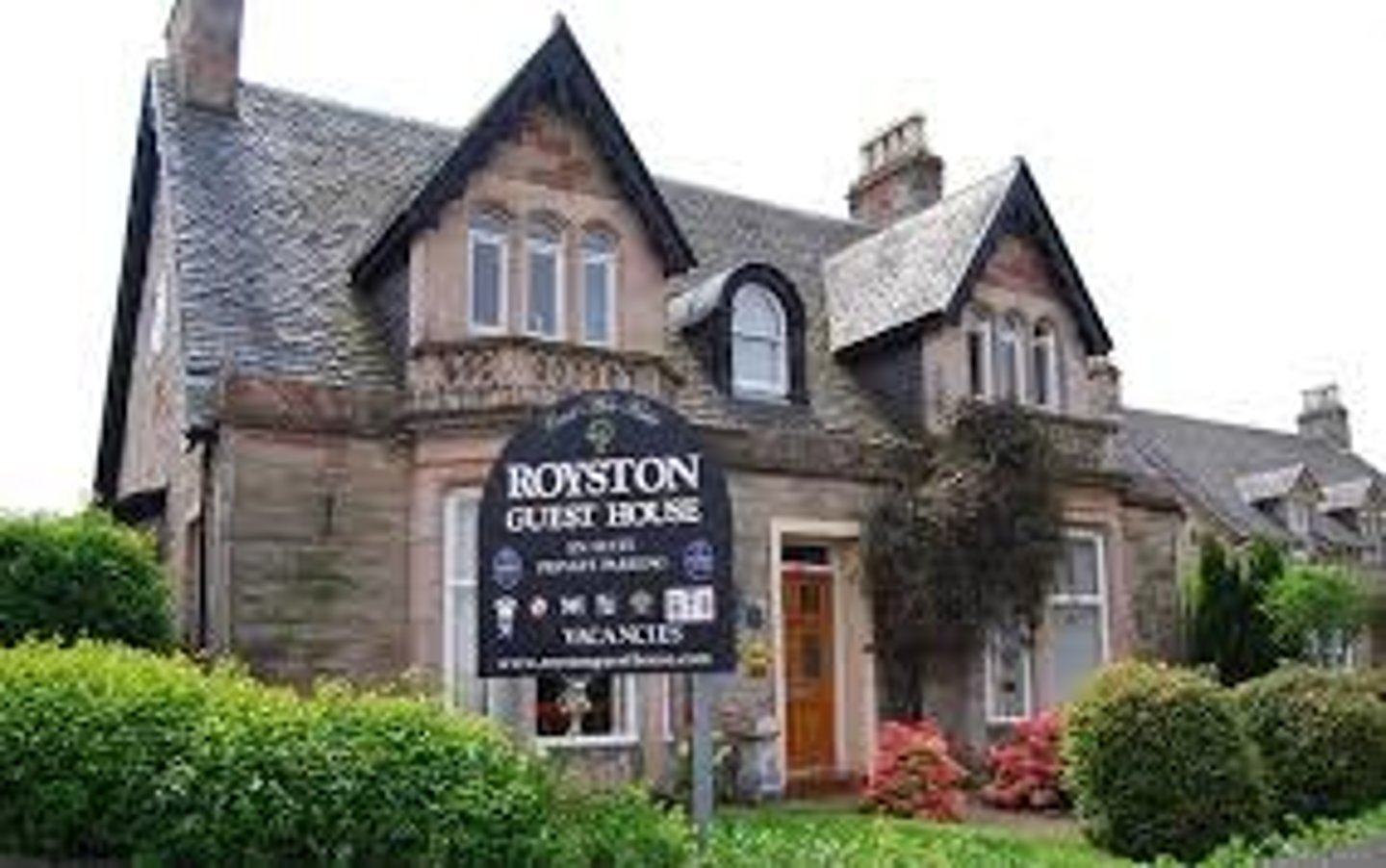 <p>a small hotel: nhà khách</p>