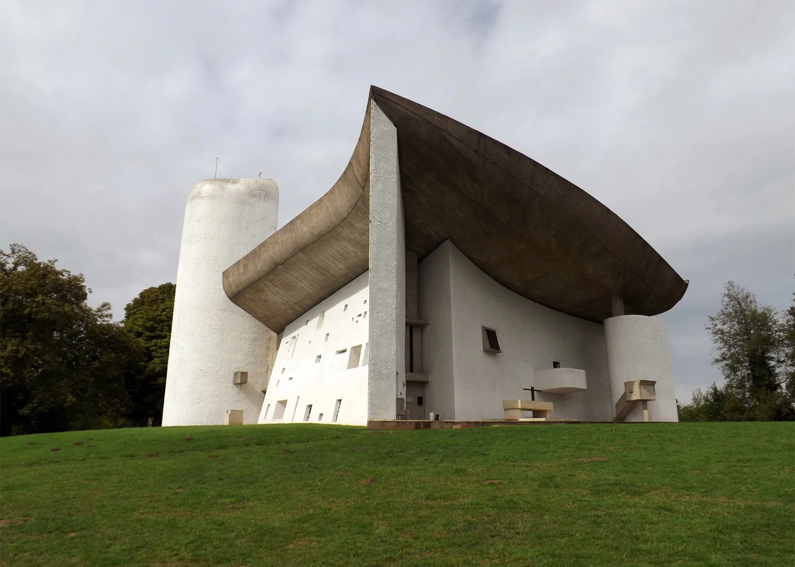 <p>Ronchamp Chapel (<span>Ronchamp, France)</span></p>
