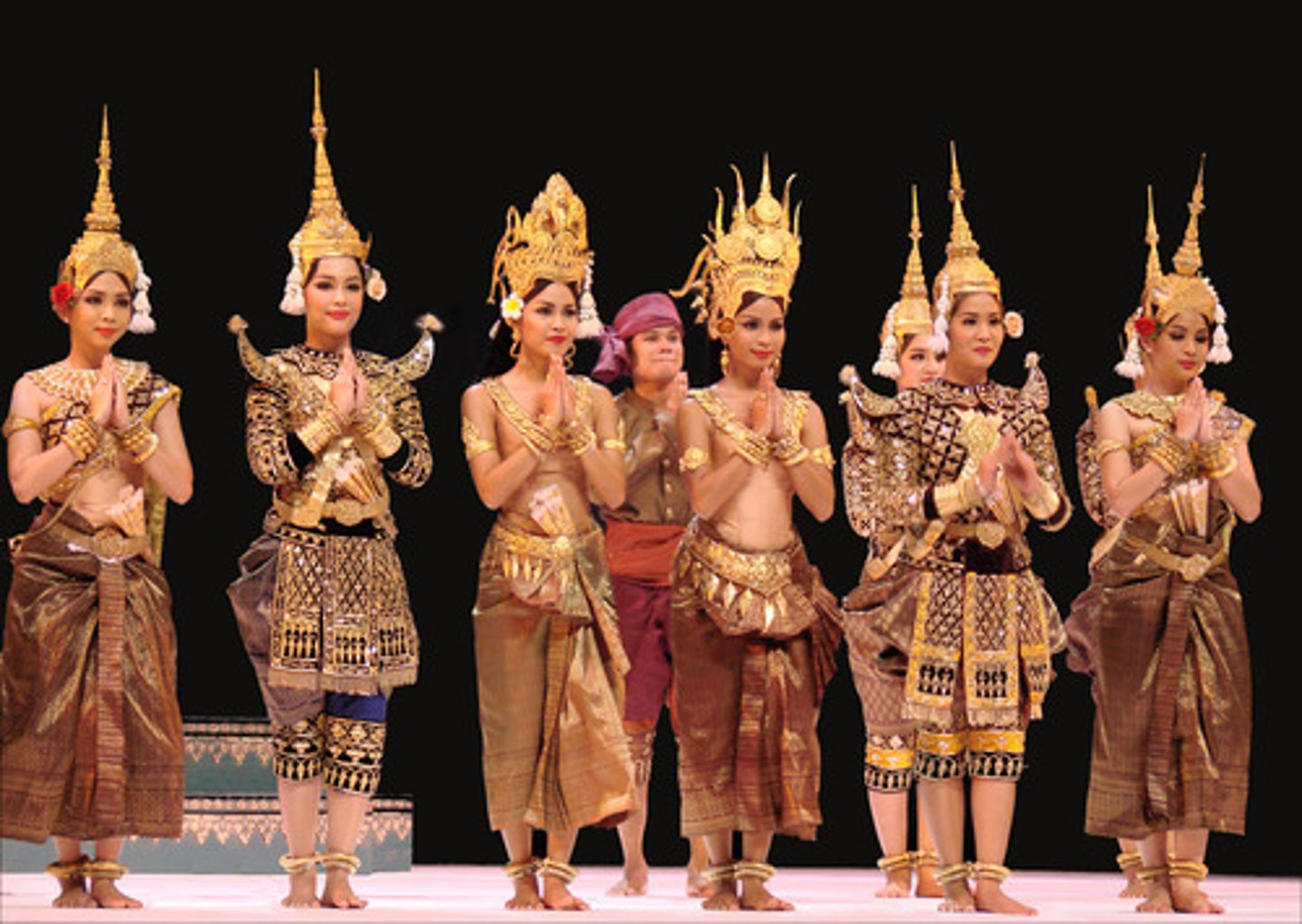 <p>phong tục/ đc khách đặt may riêng</p>