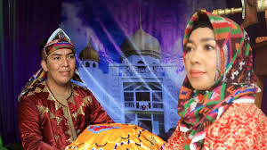 <p>a traditional Tausug <strong>headcloth </strong>tapestry from Sulu, Philippines, known for its <strong>vibrant geometric patterns</strong> and intricate weaving technique</p><ul><li><p>Islamic geometric patterns</p></li><li><p>Full of symmetry, rotation and tessellation</p></li></ul><p></p>
