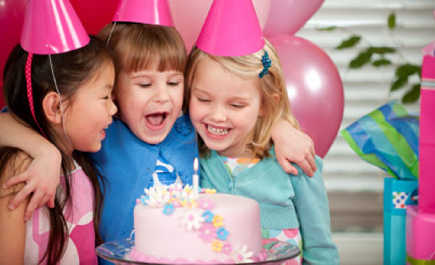 <p>zhù nǐ shēng rì kuài lè (happy birthday to you)</p>