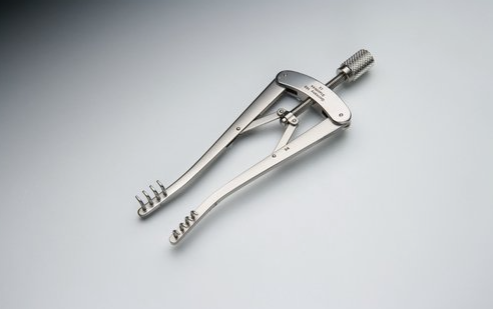 <p>Alm Retractor</p>