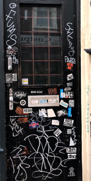 <p>the most basic form of writing; usually a name written in stylized form using a single line and with a single color. spray paint, sharpie, white-out are most common</p>
