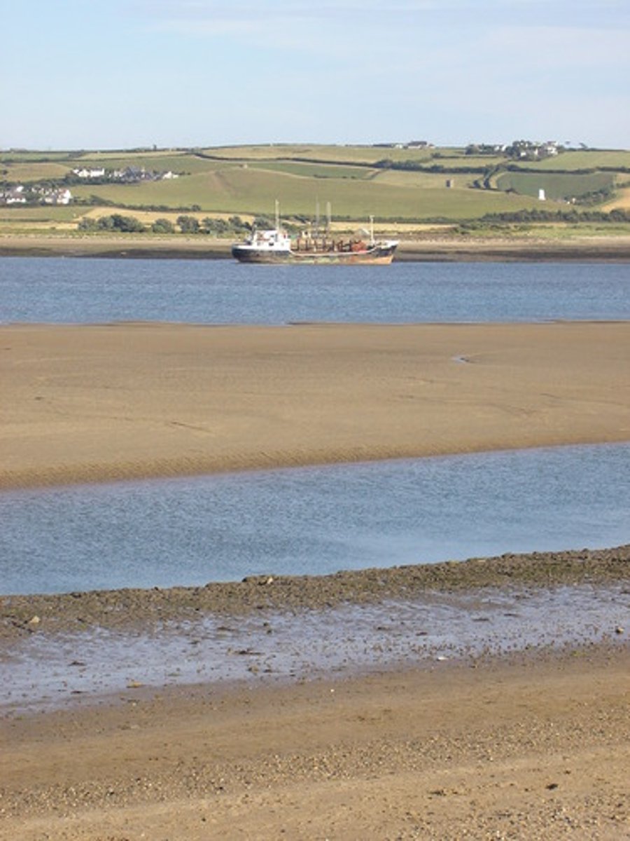 <p>a ridge of sand deposited by waves as they slow down near shore</p>