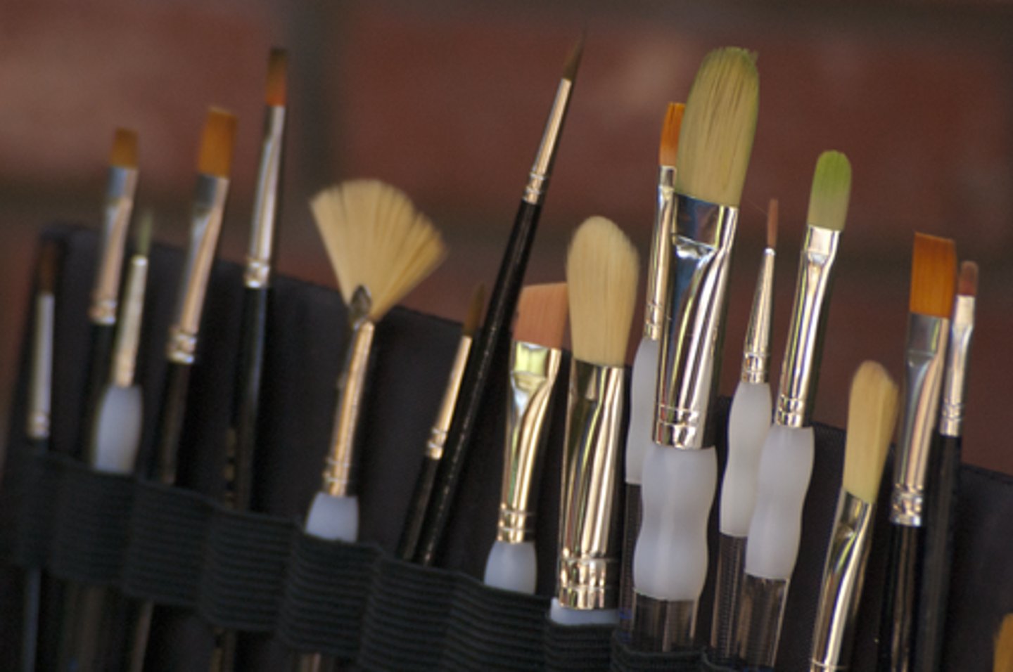 <p>"Used for oils and acrylic" generally have a more extended handle than watercolor brushes.</p>