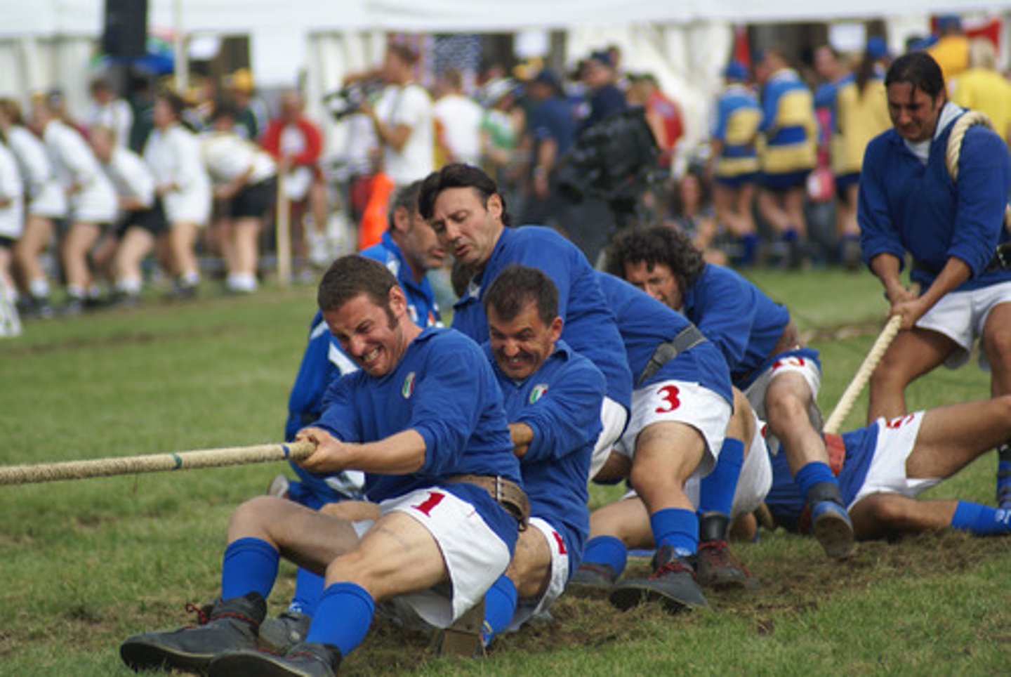 <p>to work as hard as other people in a group</p>
