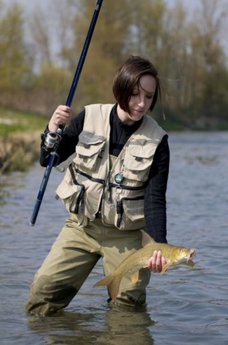 <p>fisherwoman</p>