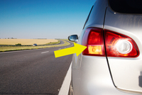 <p>señalar, avisar</p>