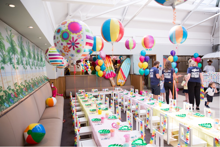 <p>Quel type de cadeaux est visible sur la table?</p>