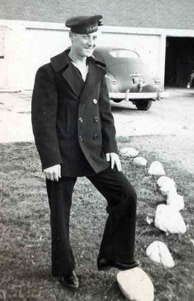 <p>loose, double-breasted jacket with side vents and small collar</p>