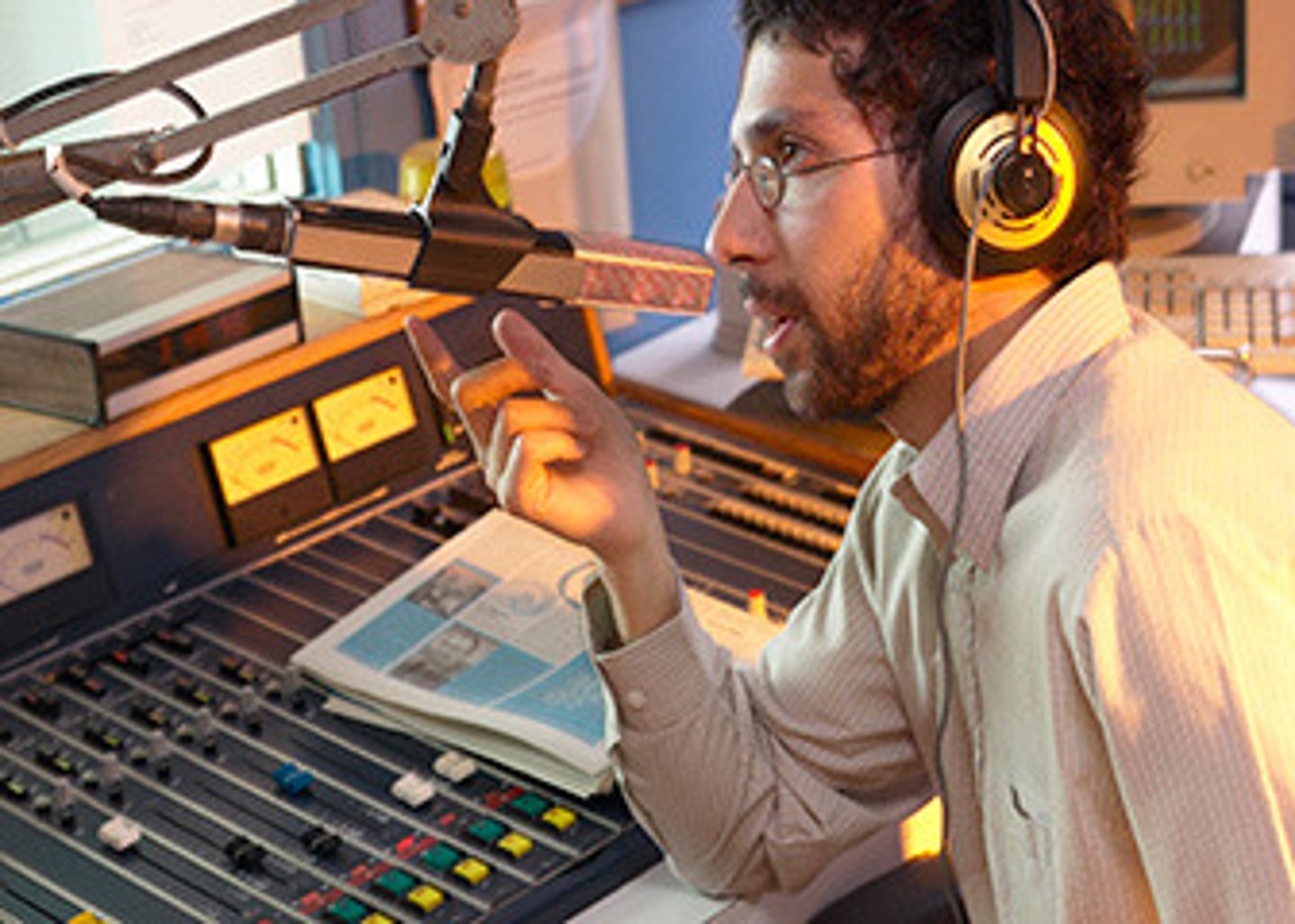 <p>(TV or radio) announcer</p>