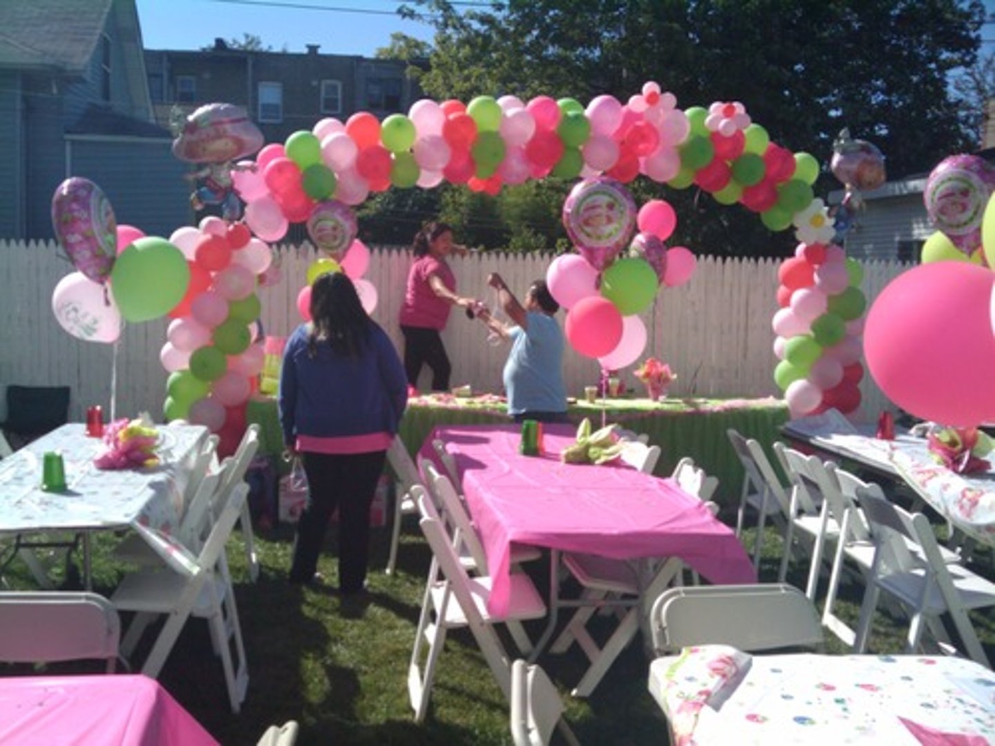 <p>estoy colgando (las decoraciones)</p>