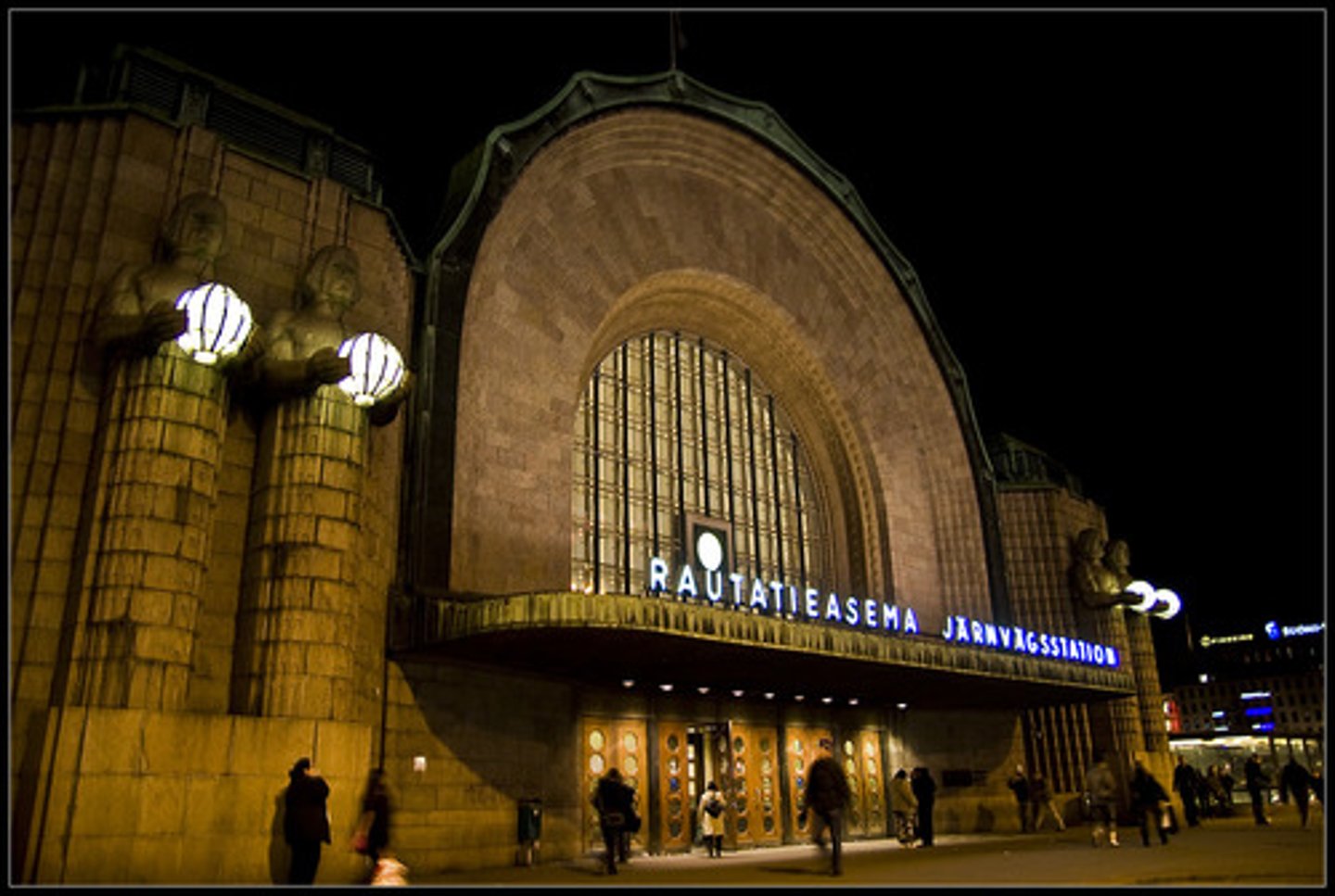 <p>Anteeksi, kuinka pääsen rautatieasemalle?</p>