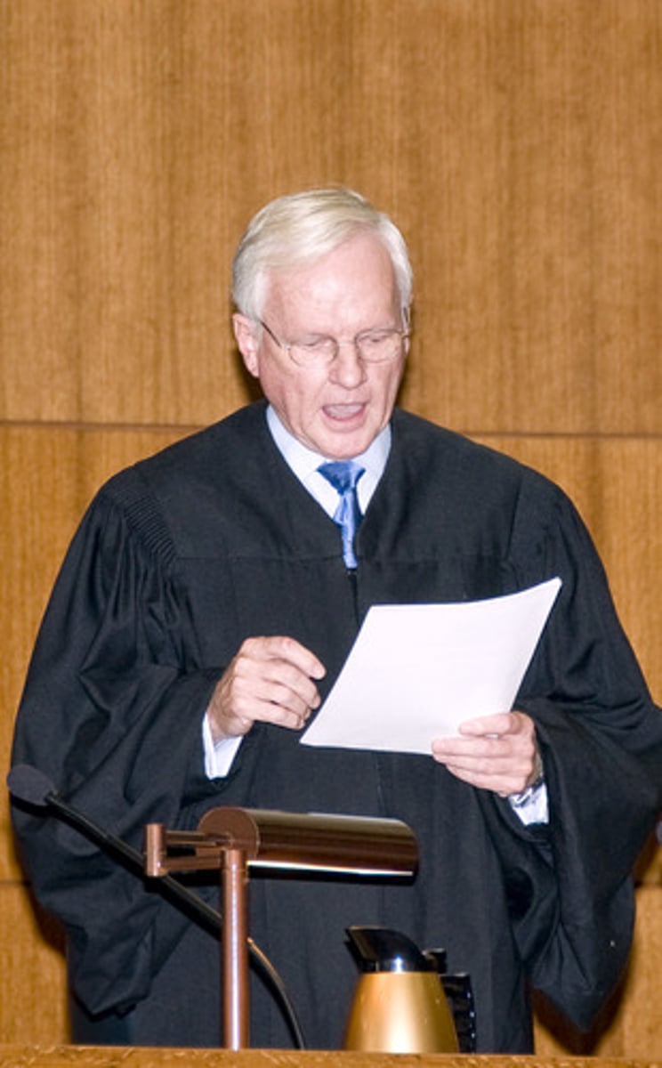 <p>to judge</p>