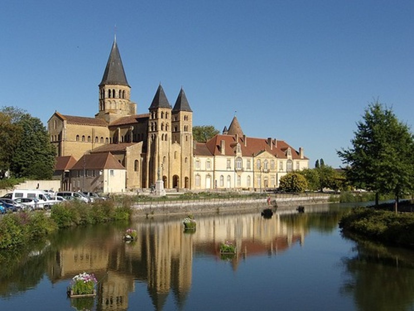 <ul><li><p><span style="background-color: transparent;"><span>Current church built at the height of the Cluniac reform movement</span></span></p></li><li><p><span style="background-color: transparent;"><span>Embodied the liturgical and architectural ideals of the Cluniac order, use of Romanesque design</span></span></p></li><li><p><span style="background-color: transparent;"><span>Built in the Burgundian Romanesque tradition, rounded arches, massive walls, and harmonious proportions</span></span></p></li><li><p><span style="background-color: transparent;"><span>Church has a basilica plan with three aisles, a transepts, and a choir with an ambulatory and radiating chapels (closely modeled on Cluny III)</span></span></p></li><li><p><span style="background-color: transparent;"><span>Barrel vaults in nave and groin vaults in aisles, advanced romanesque engineering</span></span></p></li><li><p><span style="background-color: transparent;"><span>Nave emphasizes verticality and rhythm, alternating piers and columns. The choir’s ambulatory allowed for liturgical processions and veneration of relics</span></span></p></li></ul><p></p>