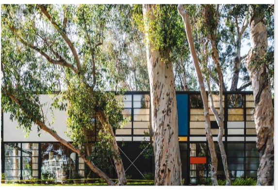 designed by Ray and Charles Eames- architects that also did painting, film, and other art forms
Made from cheap, prefabricated parts –statement about the 
potential of ordinary materials in residential design
Kit of metal parts and panels ordered from industrial 
catalogues
Double-height loft open to a luxuriant garden
Modernist vocabulary of flat roofs, box-like open plans, glass 
planes and pergolas