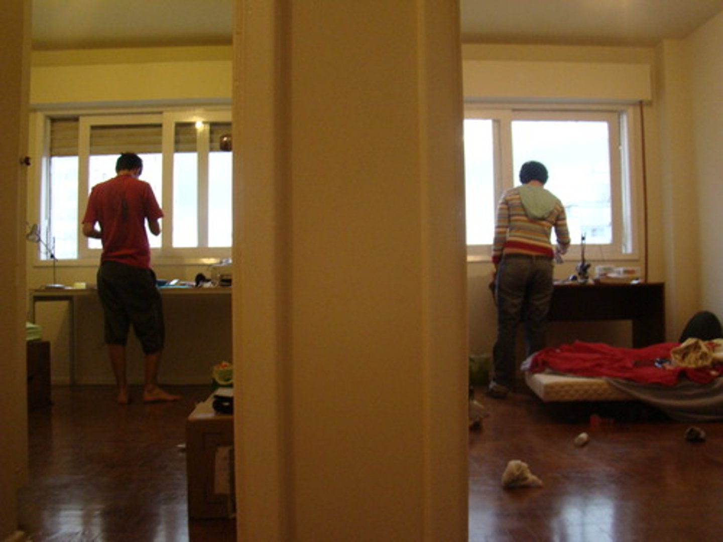 <p>communal living group, shared apartment</p><p>коммунальная квартира</p>