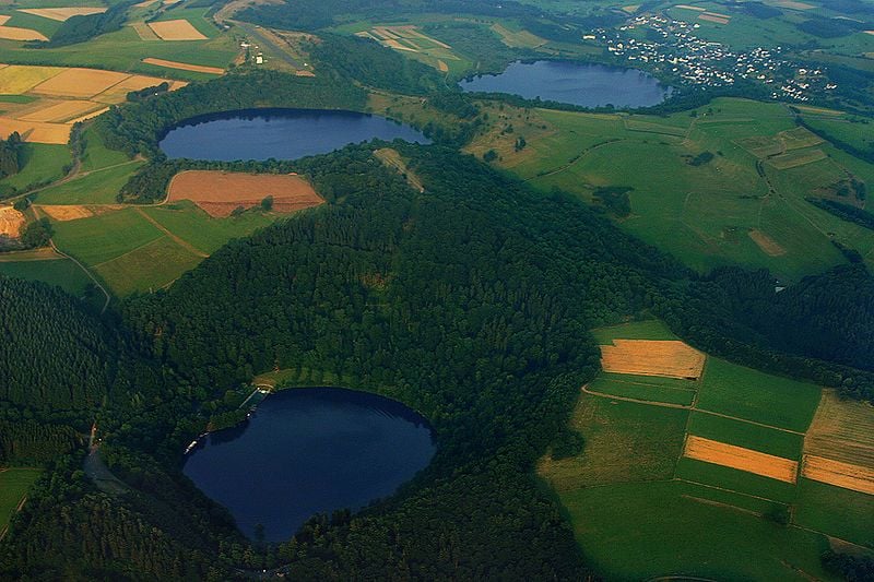 <p>Cráteres excavados en la roca de caja por erupciones violentas (v. escudo/m.ácido), rodeadas por un terraplén anular de material eyectado.</p><p>Pueden albergar alguna laguna y actúan como sumideros. → registro paleo climático.</p>