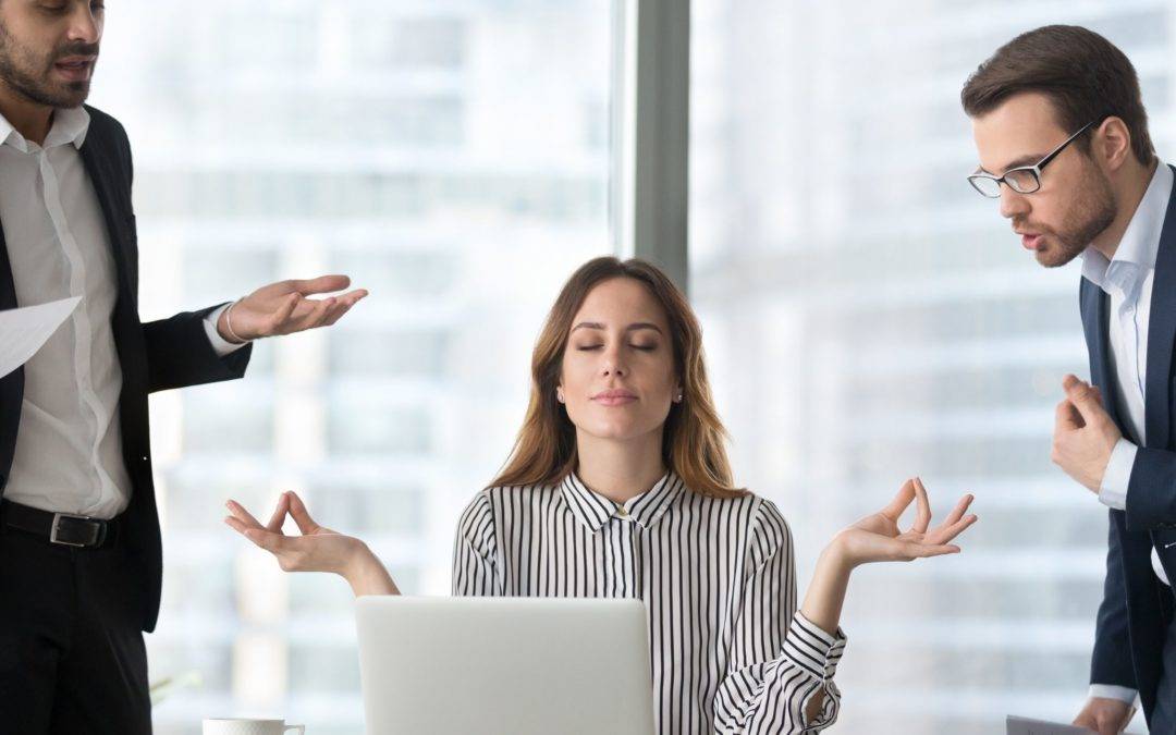 ít chú ý đến – He took little notice of the warning signs.