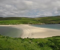 <p>a beach which joins the mainland to an offshore island</p>