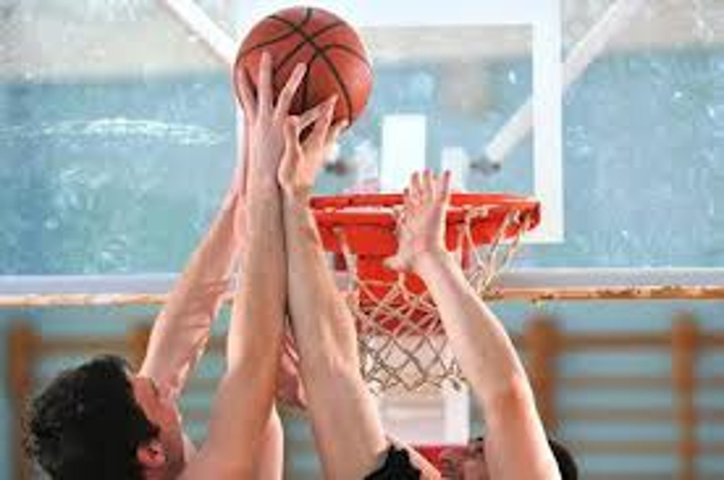 <p>(to play) basketball</p>