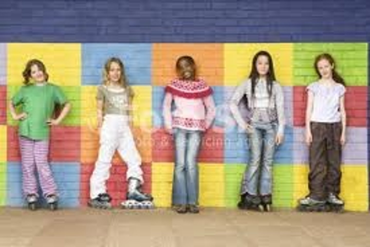 <p>(phrasal verb.) to feel that you belong to a particular group and are accepted by them - phù hợp với</p><p>E.g I wasn't sure if she would................with my friends.</p>