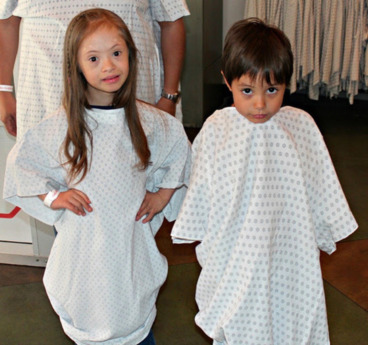 <p>Áo bệnh nhân - áo mặc khi nằm viện. (He changed into a hospital gown before surgery - Anh ấy thay áo bệnh nhân trước khi mổ.)</p>