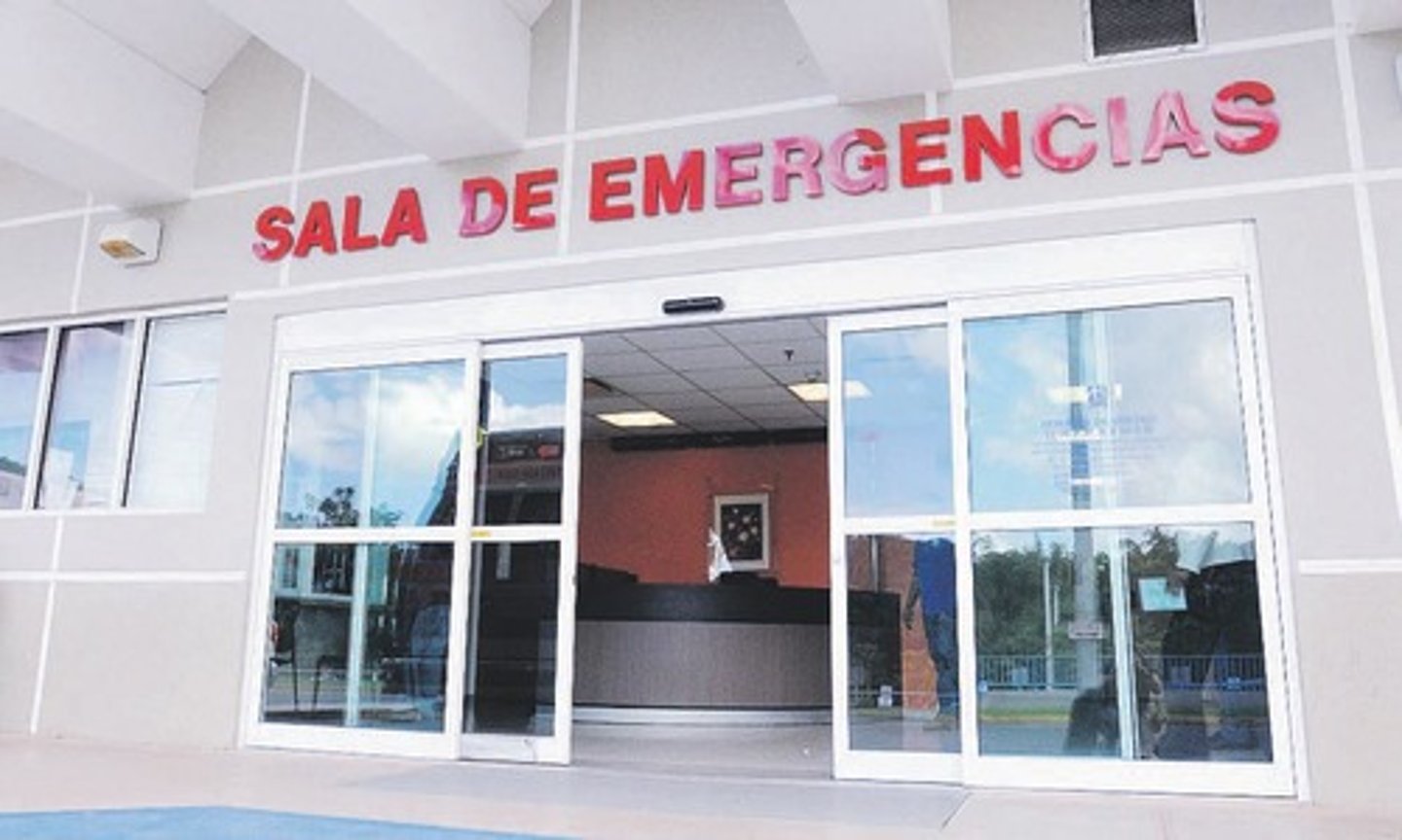 <p><strong>A&amp;E (UK)</strong> = accident and emergency department</p><p><em>ninitialism</em> (emergency room) (informal)</p><p>*urgencias <em>-(sigla: sala de urgencias)</em>*</p><p></p><p>- Where do you turn for the entrance to the ER?</p>