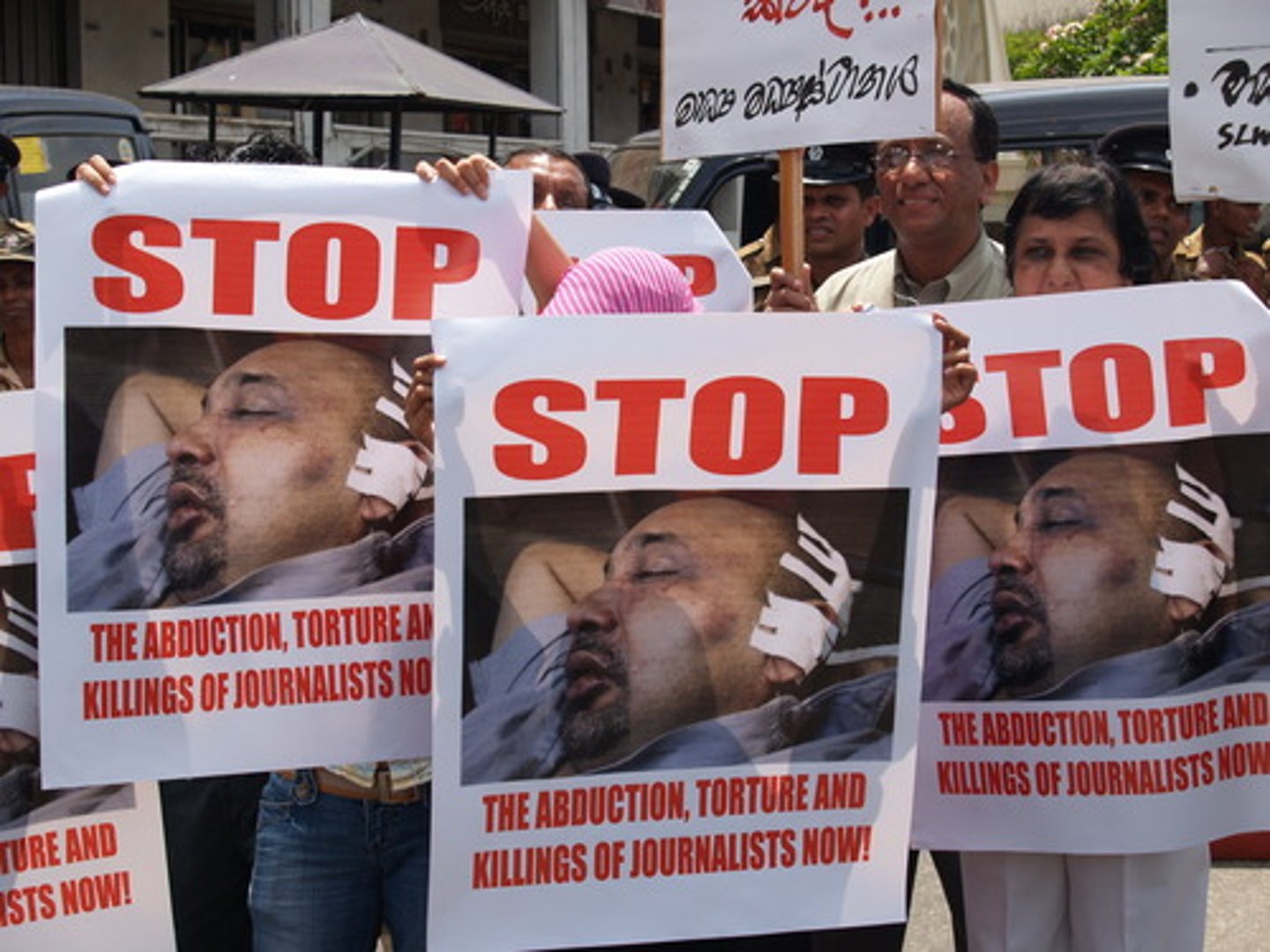 <p>demanda, reclamación de algo, insistencia</p>