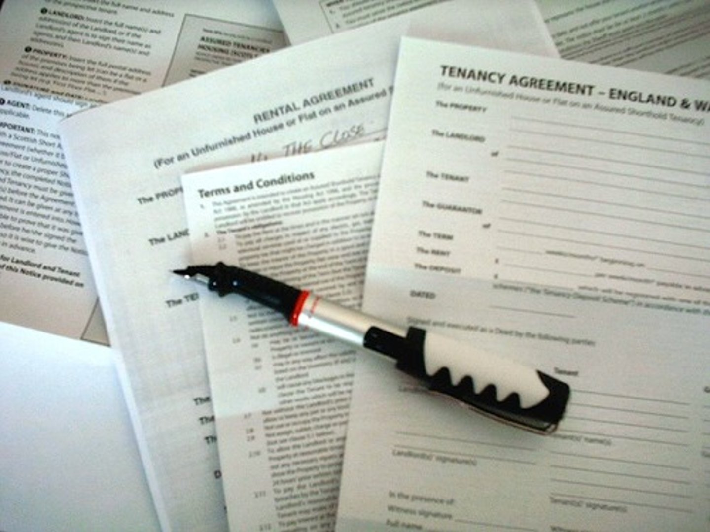 <p>điều khoản (hợp đồng)</p><p>Ex: The contract contains a _____ to deal with how payments are made if John loses his job.</p>