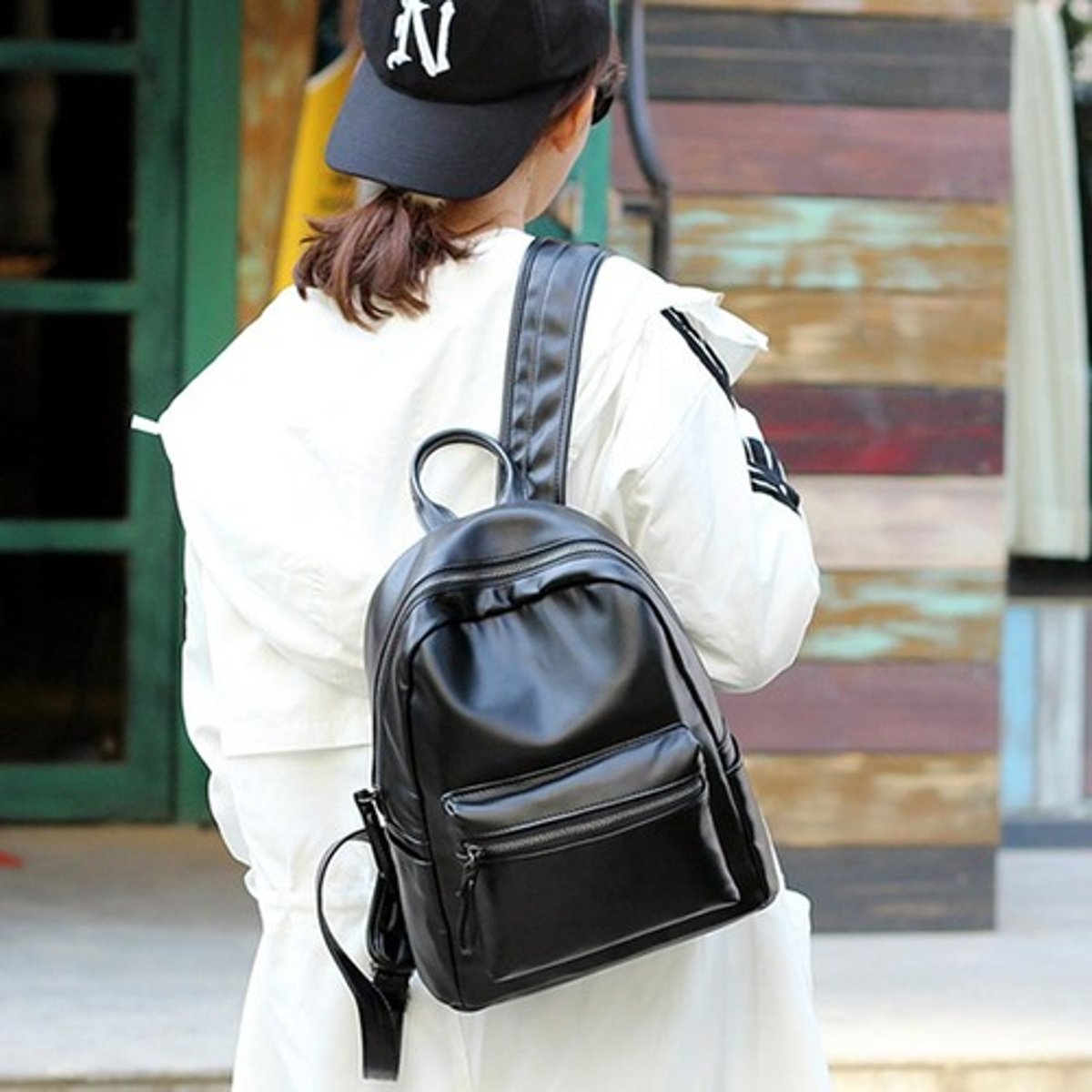 <p>đeo (ba lô)</p>