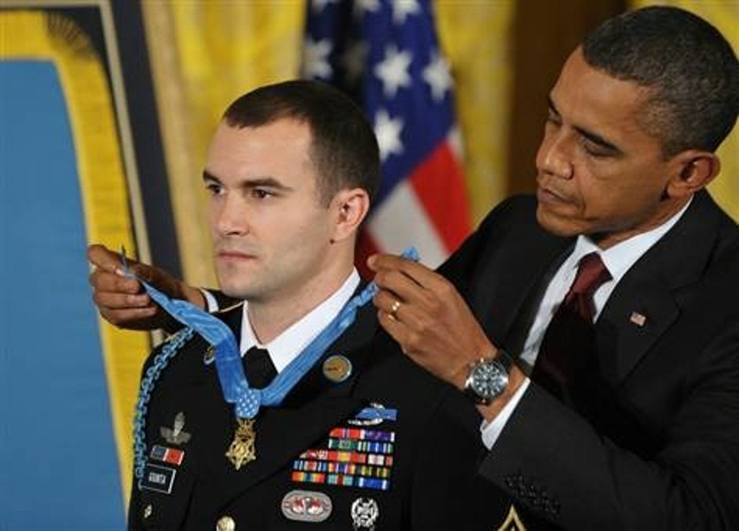 <p>honorable, merecedor (worthy)</p>