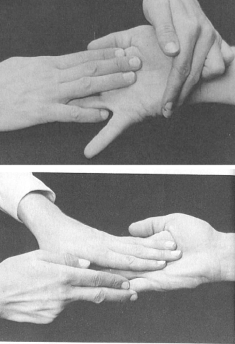 <p>KH: könyök enyhe flexio, alkar supinatio, csukló az alkar folytatása, rajta az ágyon.</p><p>Rögzítés: páciens csuklóját, tenyerét (belefogok a tenyerébe)</p><p>Távolítsa a kisujját.</p><p>Ellenállás: V ujj proximalis phalanxra abductioval szemben</p>