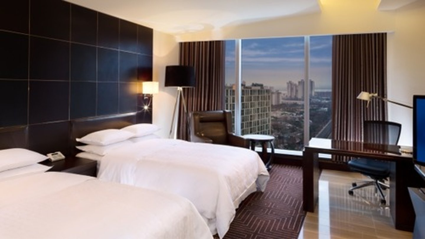 <p>khách sạn</p><p>= hotel</p>