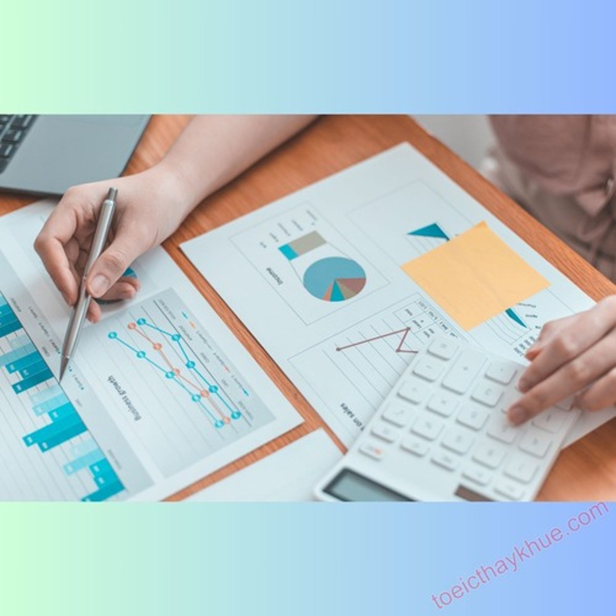 <p>Kế toán chuẩn bị báo cáo tài chính.</p>