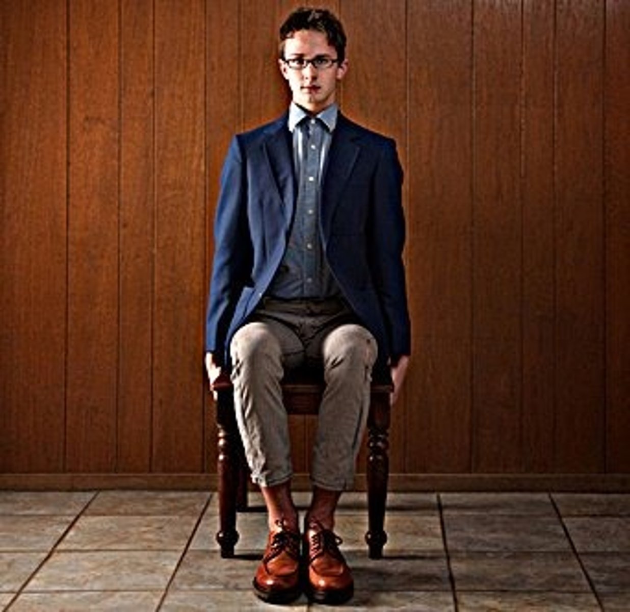 <p>to wait patiently and stay where you are</p>