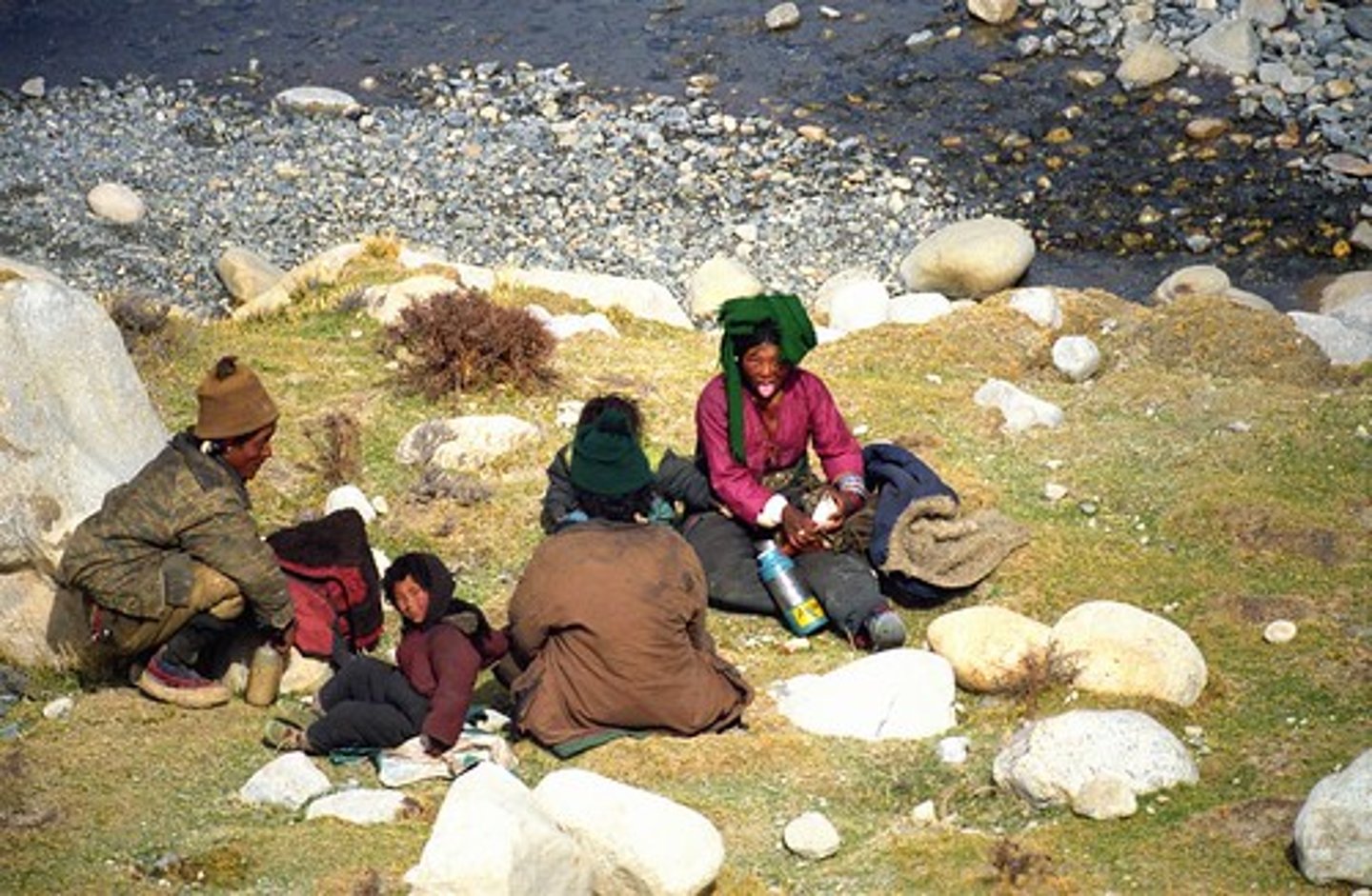 <p>/ə nəʊˈmædɪk traɪb/ • Phrase • A group of people who move from place to place. • Bộ tộc du mục. • The Bedouins are a nomadic tribe living in the desert.</p>