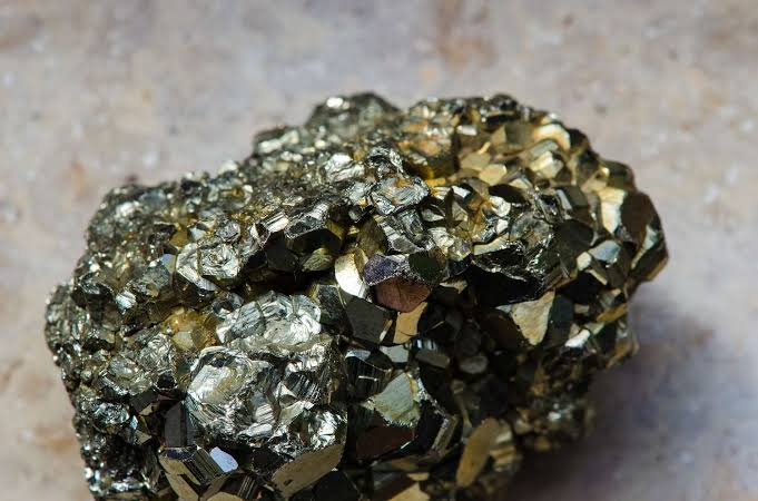 <p>Luster that refers to a reflective, opaque appearance similar to polished metal</p>