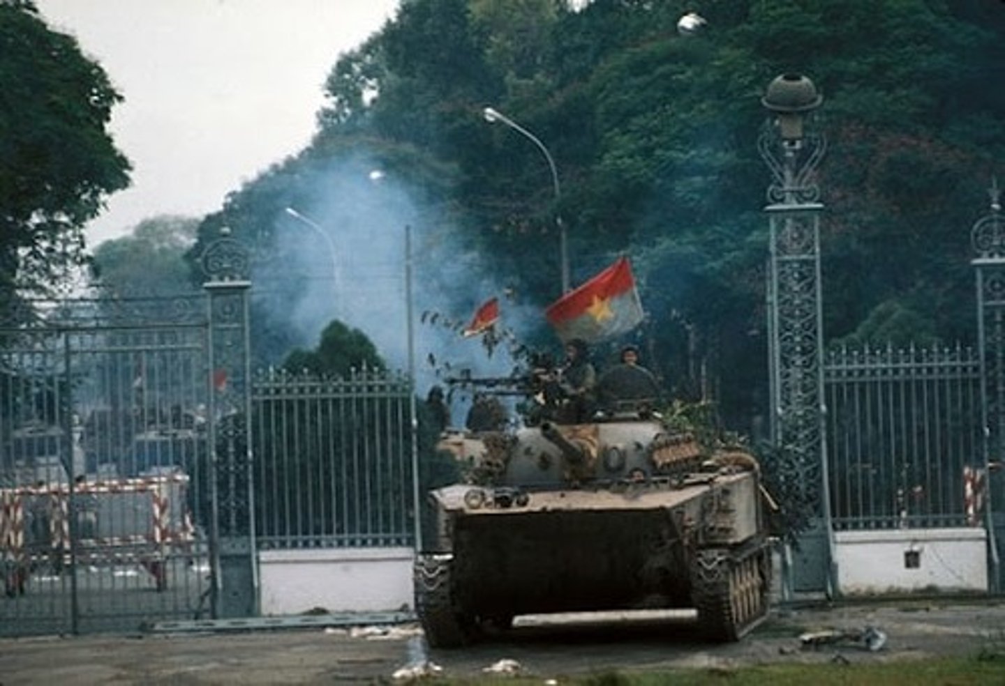 <p>np /rizistans wɔ:r/</p><p>kháng chiến</p>