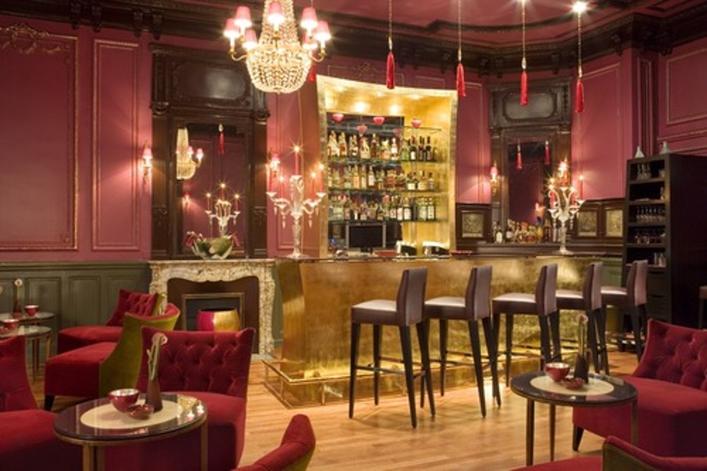 <p>(n) khu vực phục vụ cocktail</p>