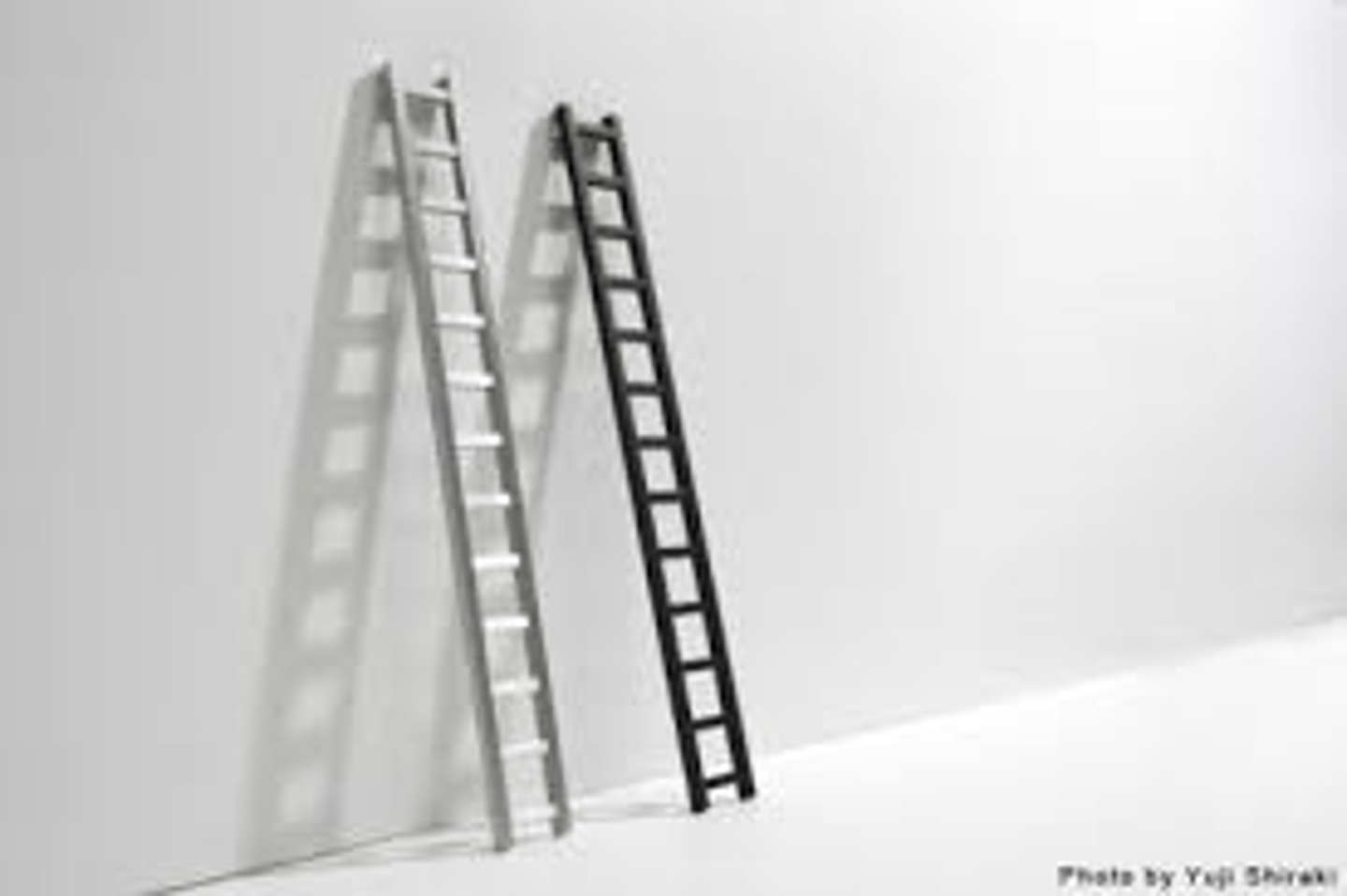 <p>được dựa vào</p>