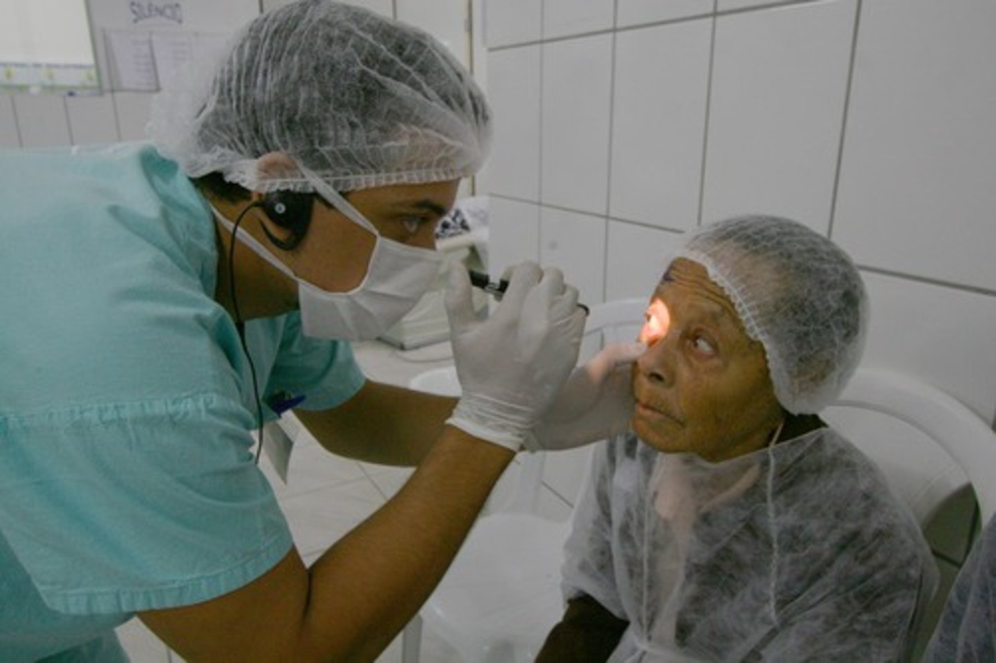 <p>v /ˈdaɪ.əɡ.nəʊz/ chẩn đoán Many diseases are difficult to diagnose in their early stages, which delays treatment and increases risk.</p>