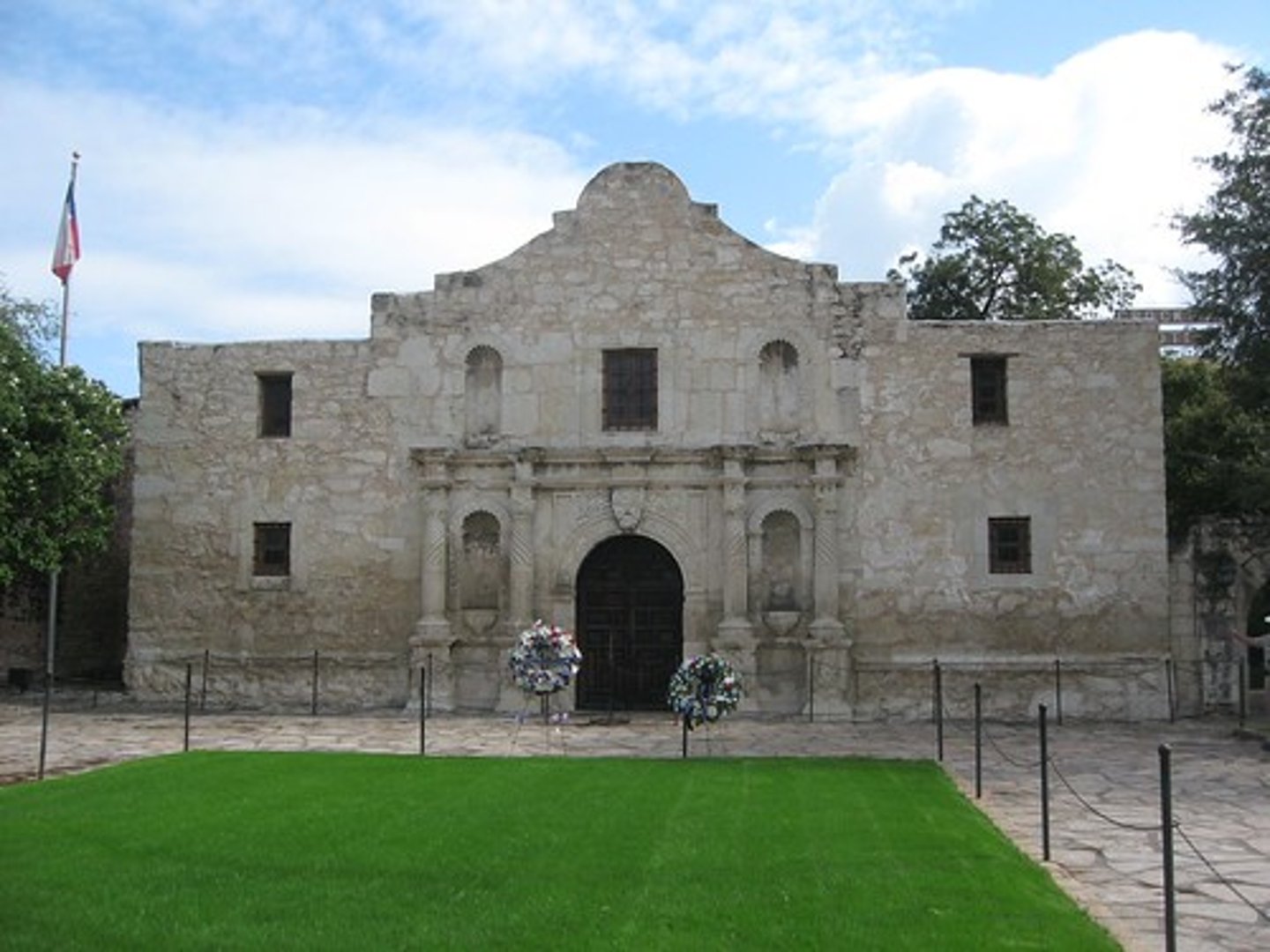 <p>A Spanish mission converted into a fort, it was besieged by Mexican troops in 1836. The Texas garrison held out for thirteen days, but in the final battle, all of the Texans were killed by the larger Mexican force</p>