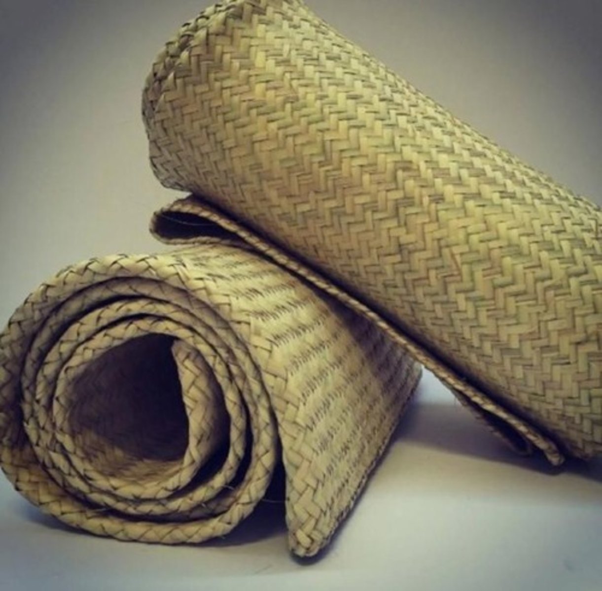 <p>cama enrollable, (tejido de paja) , estera o colchoneta para dormir, <br>bed roll, woven straw mat for sleeping (mex. term)</p>