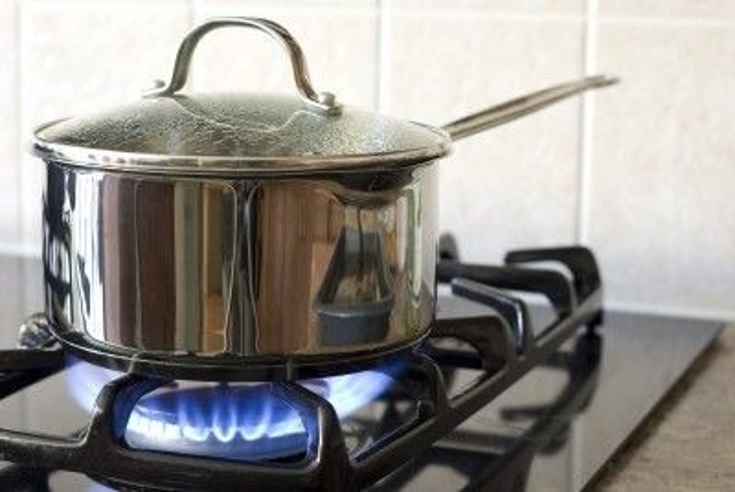 <p>làm nóng (The mixture is heated to 100 degrees.)</p>