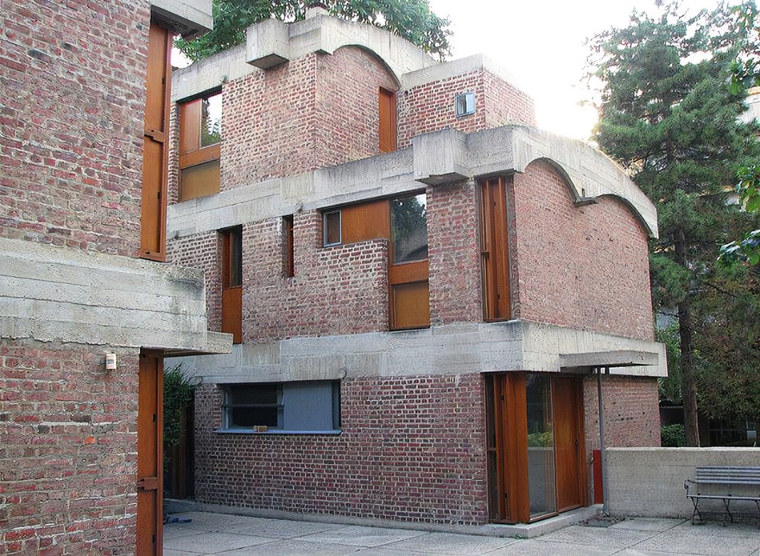 <ul><li><p>Neuilly-sur-France</p></li><li><p>Corbusier</p></li><li><p>1954</p></li></ul><p></p>